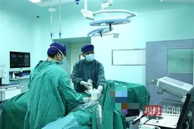 中年女子复查时发现乳腺结节增大，医生用3毫米切口微创手术为她祛除病患图片