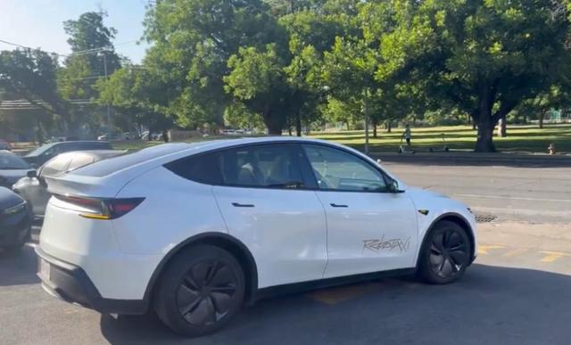 马斯克剧透特斯拉四款AI芯片，无人出租拿掉方向盘明年量产，即将国内首秀