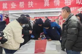 新泰：“摆摊送岗”迎来新春就业“开门红”图片