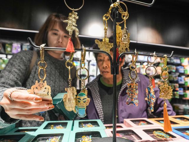 新时代中国调研行之文化中华｜文物的“新展厅”：三星堆文创潮玩的出圈密码