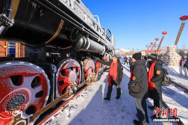 吉林大安：冰雪机车景观引游人