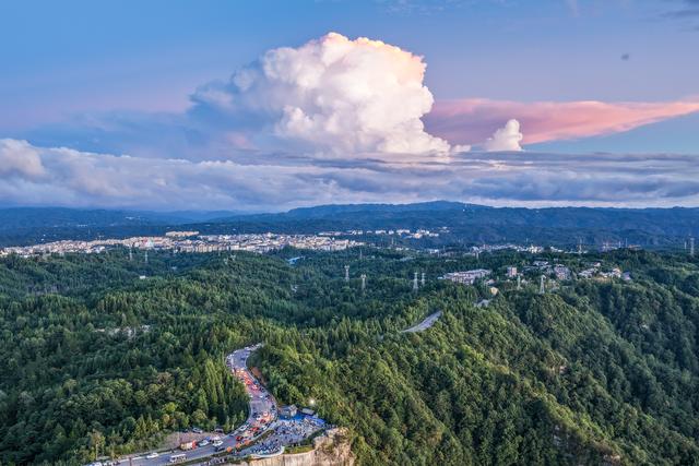 重庆黄水：青山绿水引客来