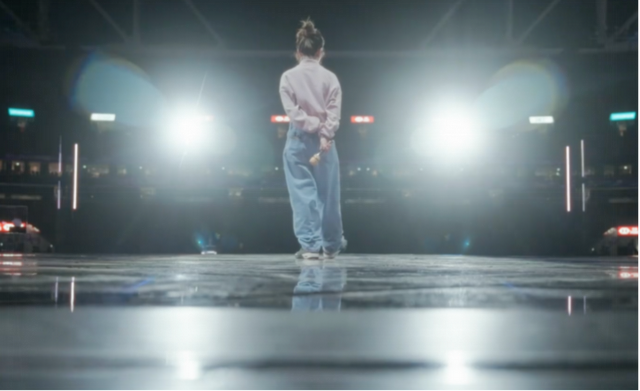 一直在开演唱会的邓紫棋，写出了今年最畅销的小说