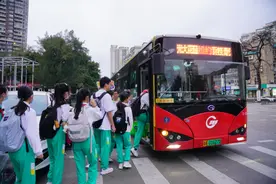 车内使用电子设备时不得外放声音……《广州市公共汽车电车乘车守则》征求意见图片