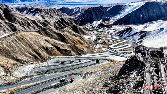 盘龙古道如巨龙盘卧山间
