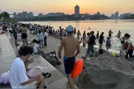连续4天冲上40℃！宜宾再发高温红色预警，每天万人江边玩水消暑 多部门加强巡逻图片