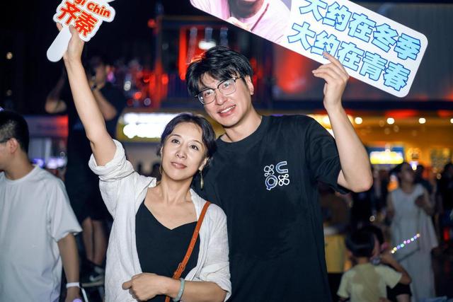 武汉极地“冰”趣十足：动物消暑享清凉，游客狂欢度盛夏
