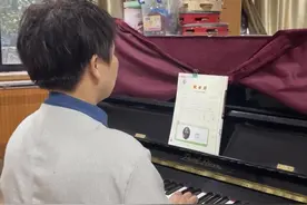 拖把是生活，钢琴是热爱，杭州校园保洁阿姨弹钢琴出圈图片