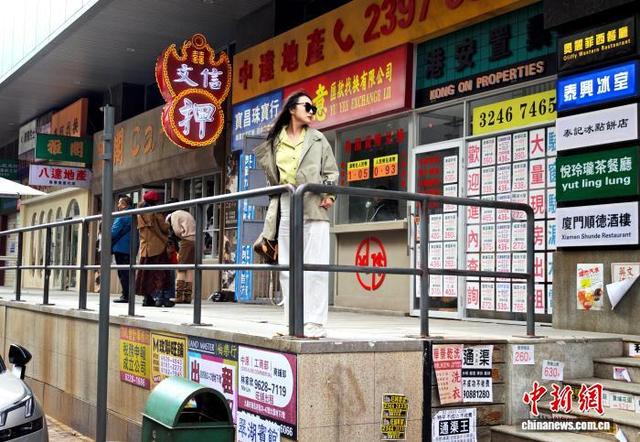 福州：复古港风布景点吸引市民参观