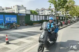 池州街头聋哑骑手：曾偶遇班主任获饮料鼓励，用双手让家人过上更好的生活图片