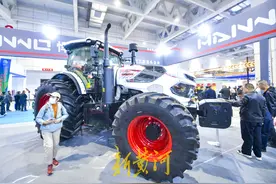 震撼！全国粮油展上的“擎天柱” 拖拉机轮胎比人高图片