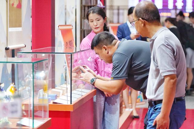 西安站“一步三展”：在火车站与唐诗长安重逢