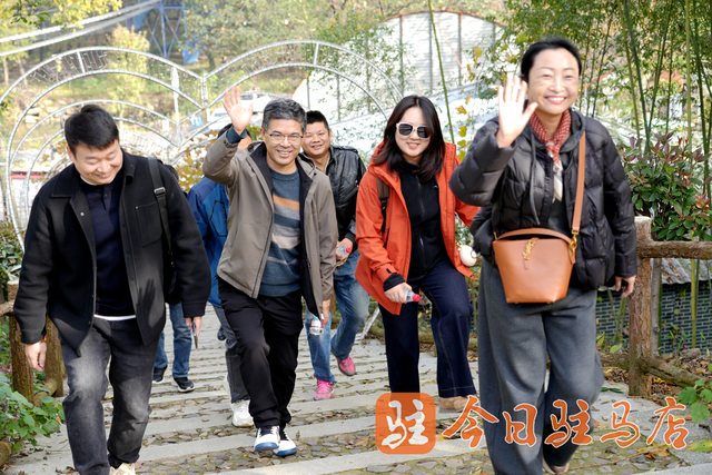 登山显毅力 再攀新高峰 驻马店日报社举行庆祝第26个中国记者节登山比赛