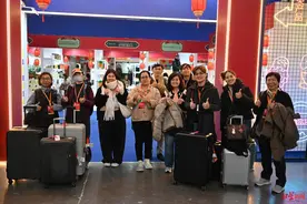 泰国商人组团来成都卖年货，还带上了妈妈和姑姑……图片