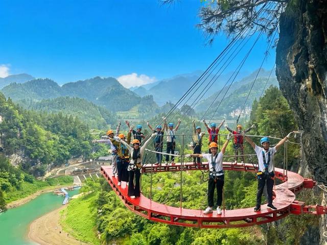 荣耀加冕！十二背后荣膺抖音2025“年度游玩新锐成长奖”！