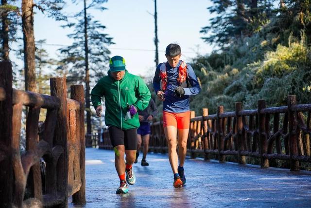 启幕赛燃爆收官！2025瓦屋山冰雪登山挑战赛-日常赛接力开冲，四季合一召唤【神龙奖牌】!