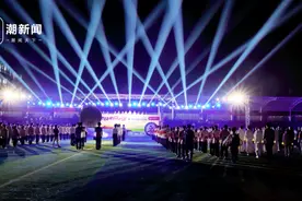 惊艳！灯光秀、烟花秀……现在的高中运动会开幕式这么卷了吗？图片