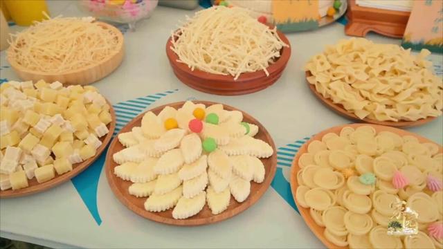 西拉沐沦河畔的石榴花