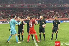 海南体职院教师张杨帆完成中超联赛执法首秀图片