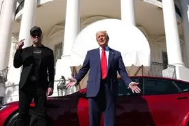 特朗普“真金白银”挺马斯克，8万美元买红色特斯拉图片