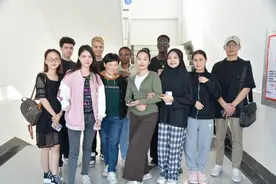 潮评丨55岁宿管阿姨疯狂学习英语，诠释爱与坚守图片