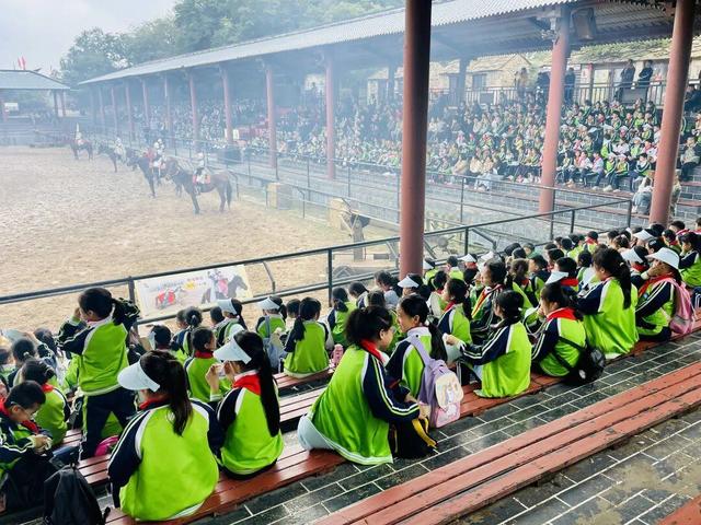 行走的历史课，临沂天上王城景区秋日迎来研学千人团