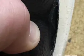 新鞋穿两天后开胶 商家以“已经穿过”为由拒绝退换图片