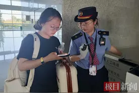 手机不见了？粗心女孩闹乌龙，原来就在行李包里图片
