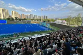 这一次亚运赛场大合唱《铿锵玫瑰》，献给的是她们图片
