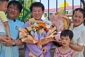 考完了！女孩一出考场就被“显眼包”亲友团幸福地包围了图片