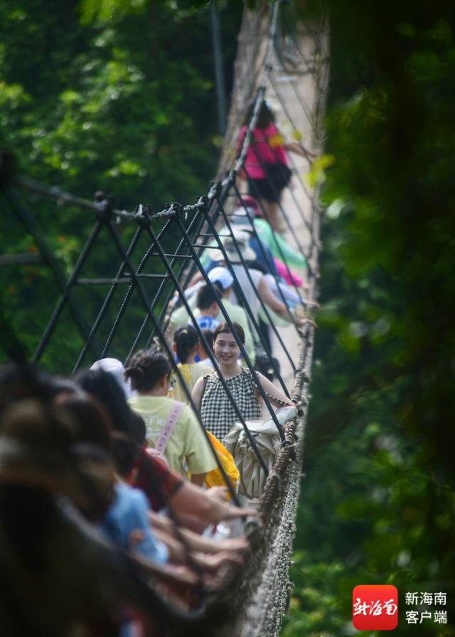 组图｜“海南避暑”成真 游客漫步三亚亚龙湾热带天堂森林旅游区