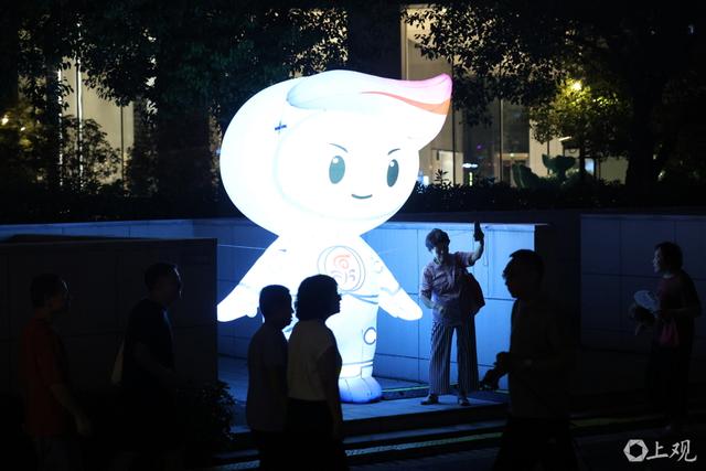 光影炫亮，移步换景：普陀海纳公园人潮涌动