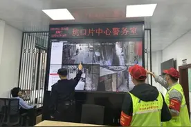 快递小哥多管闲事帮老人保住养老钱图片