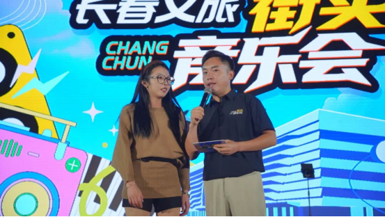 夜幕乐章：街头音乐会奏响幸福旋律