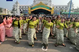 缅甸多地举办泼水节开幕式 民众喜迎新年图片