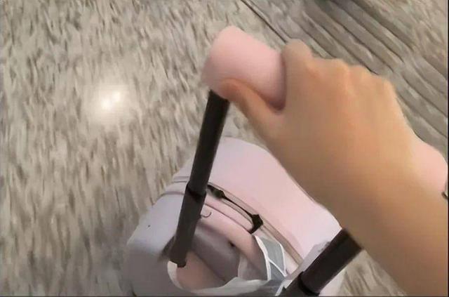 女子搭乘春秋航空托运行李价值1.2万金手链被盗，箱子却完好无损，当事人：手链已被销赃卖掉，嫌疑人被刑拘