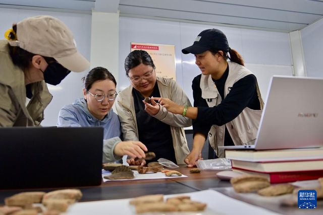 新华社丨徒步山野间 守护红山文化