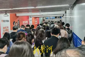 北京地铁5号线一列车故障，已紧急处置，不少“打工人”表示影响上班出行图片
