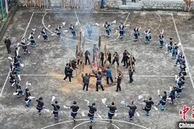 广西苗寨欢庆苗年除夕 “赶鸡鸭”队伍挨家串寨图片