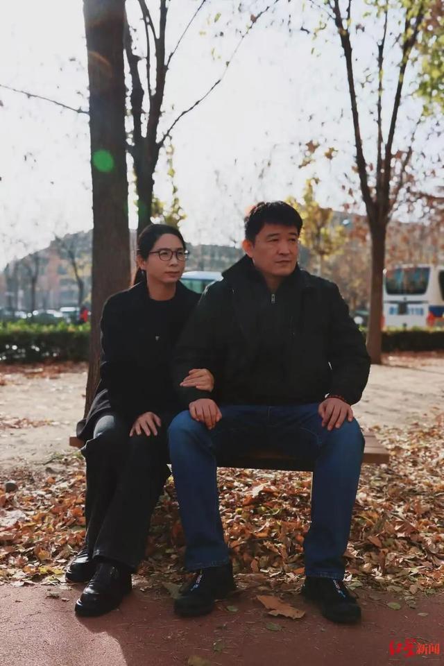 “出差遭老板性侵”当事人崔丽丽，穿着“血衣”出庭后又遭网暴：下次开庭还会正大光明地穿；女儿：妈妈，错的不是你