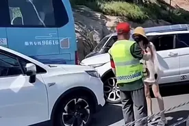 青岛警方否认逆行打人女司机肇事逃逸！称其已与被刮蹭方协商图片