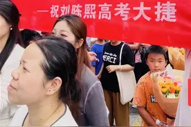 曾经的同学考点外拉起横幅，迎接读“高四”的好兄弟图片