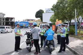 江门开平公安交警开展冬季摩电宣教整治行动图片