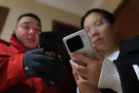 手机国补上线当天！京东凌晨为湖北武汉用户送达第一单图片