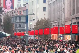 南京路上的蓝色风景线｜黄浦消防“蓝焰119”骑行队正式上线图片