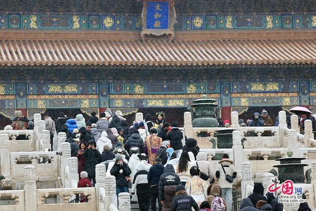 北京迎来今冬初雪 故宫雪景美如画