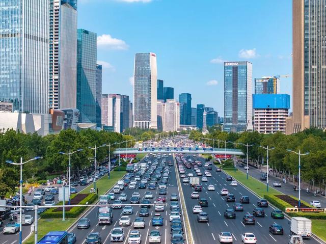 后来我走过了很多路，再没见过经十路那样的路