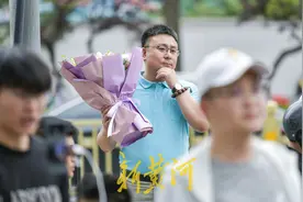 他们的爱深沉且内敛，考场之外有爸爸在守护 | 镜相图片