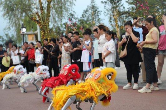 每日百场演艺、NPC零距离互动 游客在泰山石敢当景区“邂逅”百戏狂欢