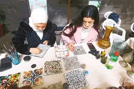 手工玻璃制品展现非遗魅力（环球掠影）图片